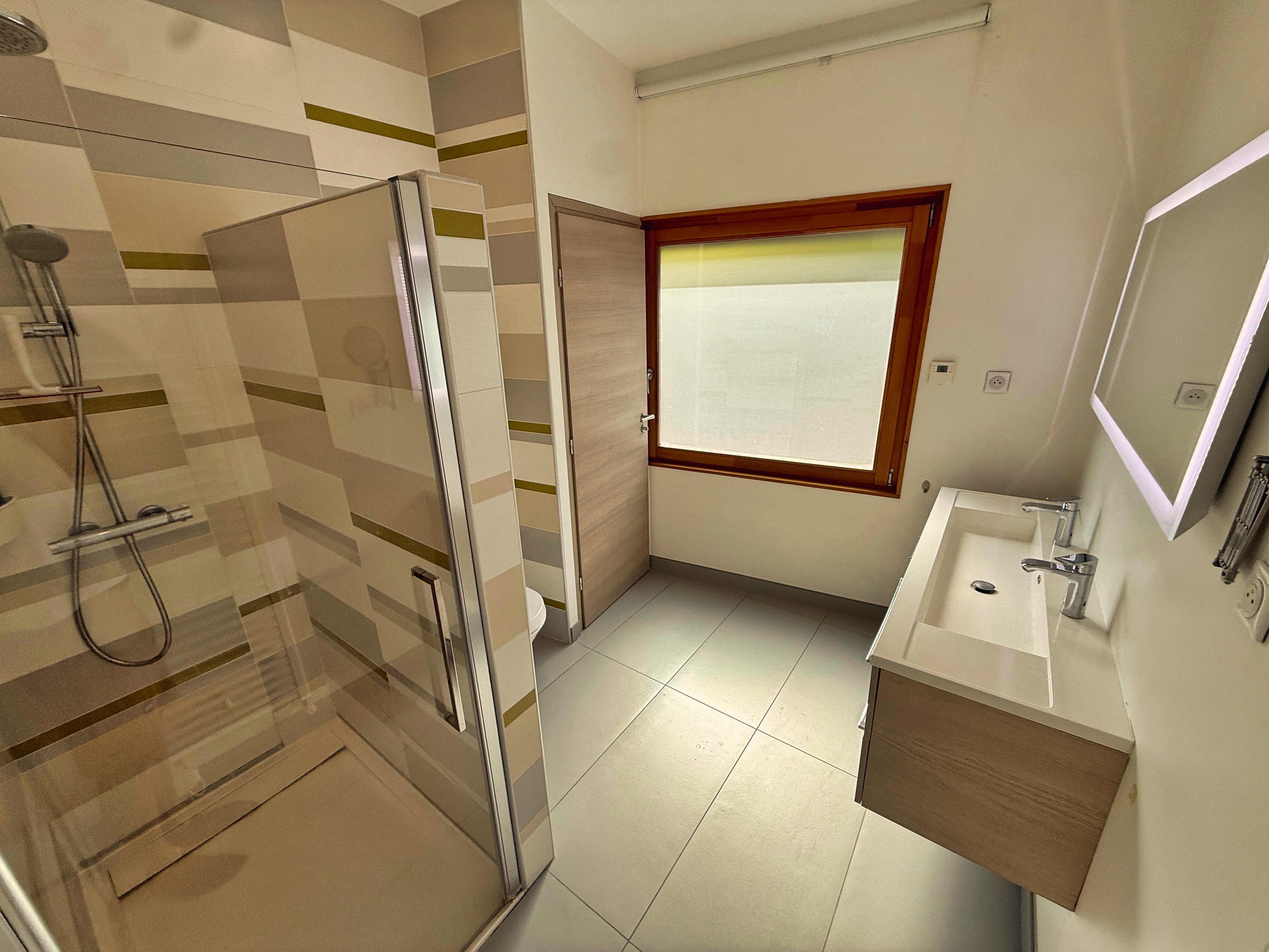 Salle de bain avec douche à l'italienne